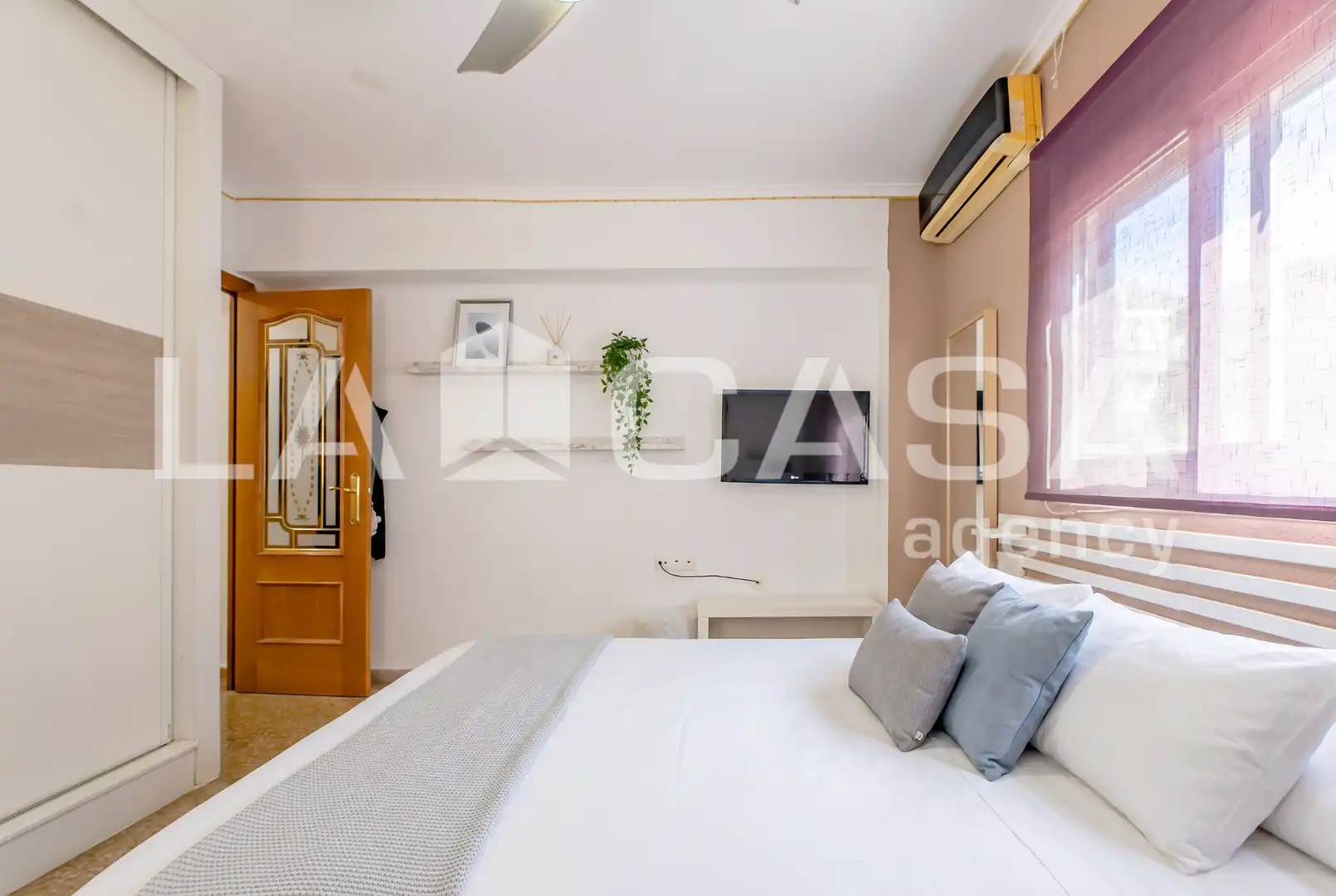 Bedroom of Flat for sale in Valencia  with Oven and Washing machine