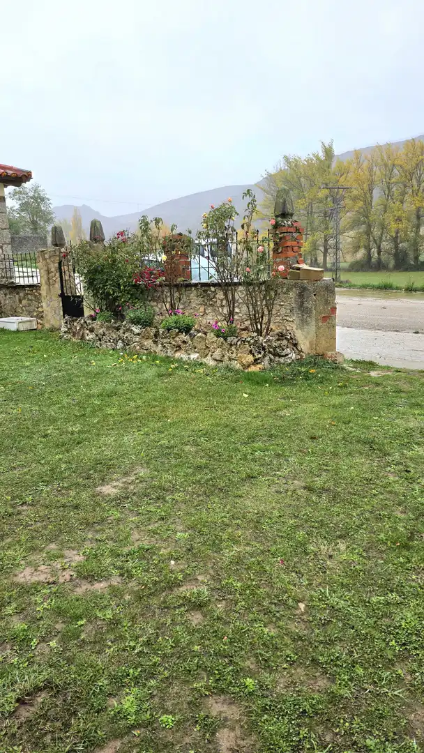 Casa adosada en venda en Valle de Valdelucio