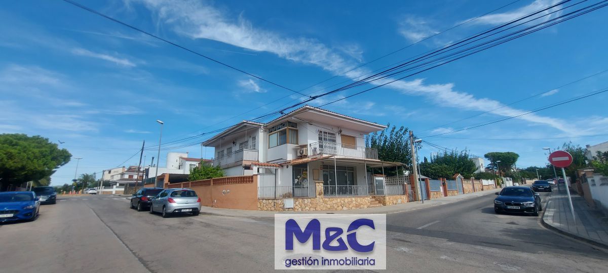 Vista exterior de Casa o xalet en venda en Torredembarra amb Aire condicionat, Terrassa i Traster
