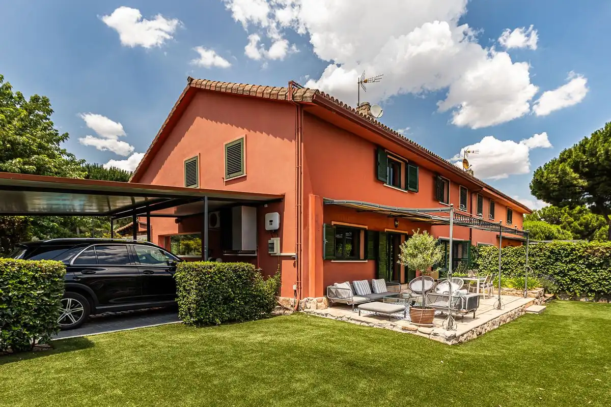 Außenansicht von Einfamilien-Reihenhaus zum Verkauf in Boadilla del Monte mit Klimaanlage, Heizung und Privatgarten