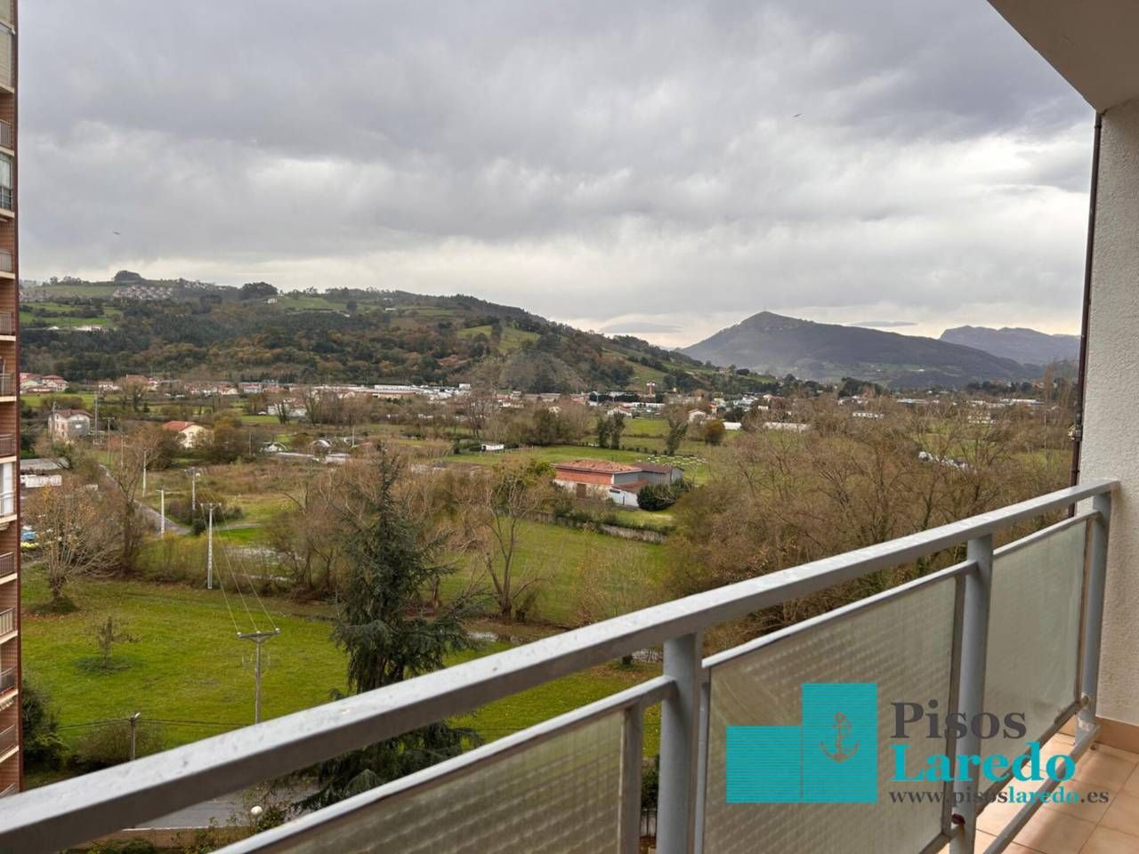 Vista exterior de Piso de alquiler en Laredo con Calefacción y Terraza