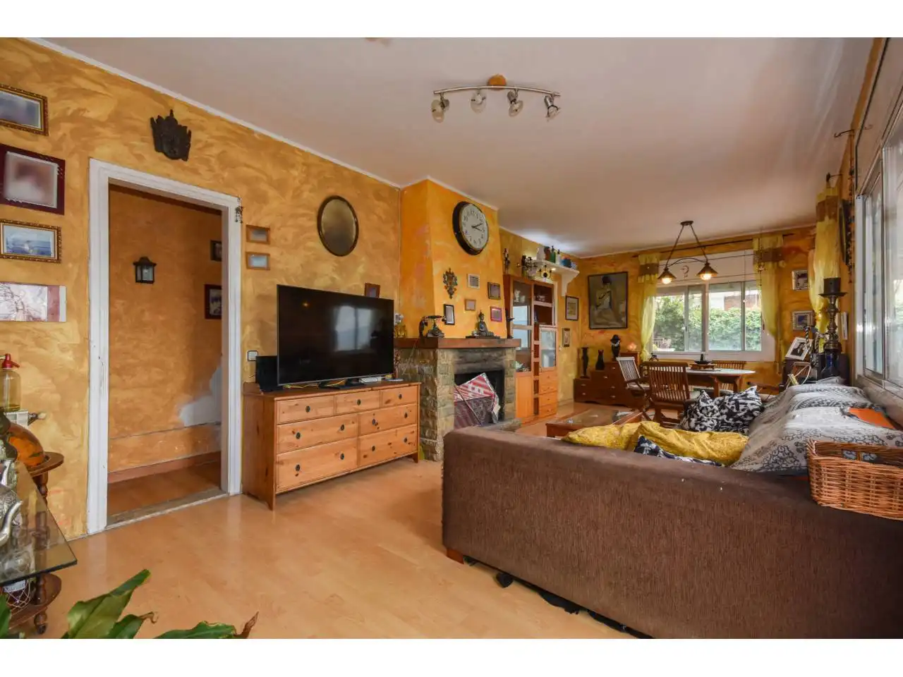 Sala de estar de Casa o chalet en venta en Abrera con Piscina
