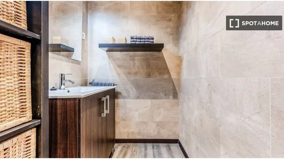 Baño de Piso de alquiler en Barcelona con Aire acondicionado, Calefacción y Amueblado