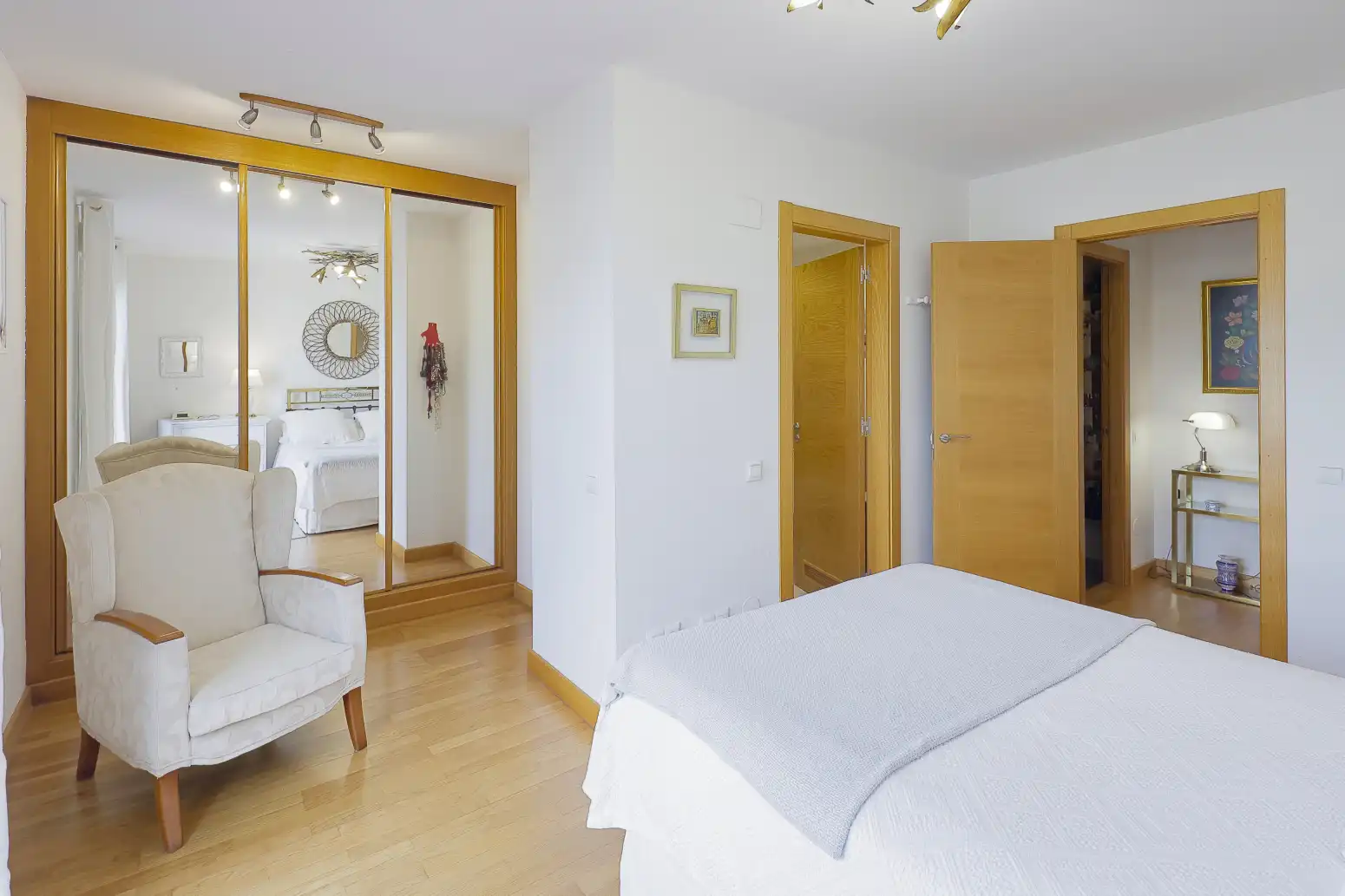 Dormitori de Pis en venda en Oviedo  amb Calefacció, Parquet i Terrassa