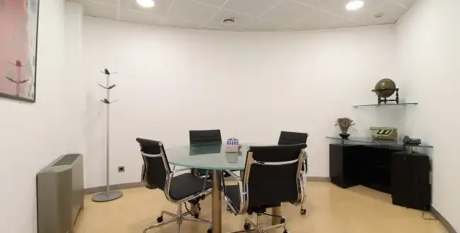 Büro zur Miete in Girona mit Klimaanlage, Heizung und Balkon