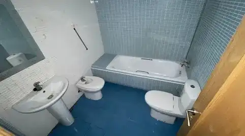 Baño de Ático en venta en Palencia con Calefacción, Terraza y Trastero