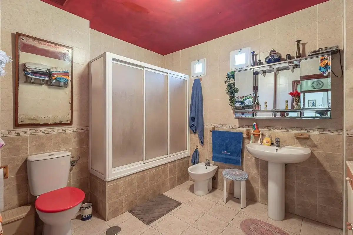 Baño de Casa adosada en venta en Alhendín con Calefacción, Terraza y Balcón
