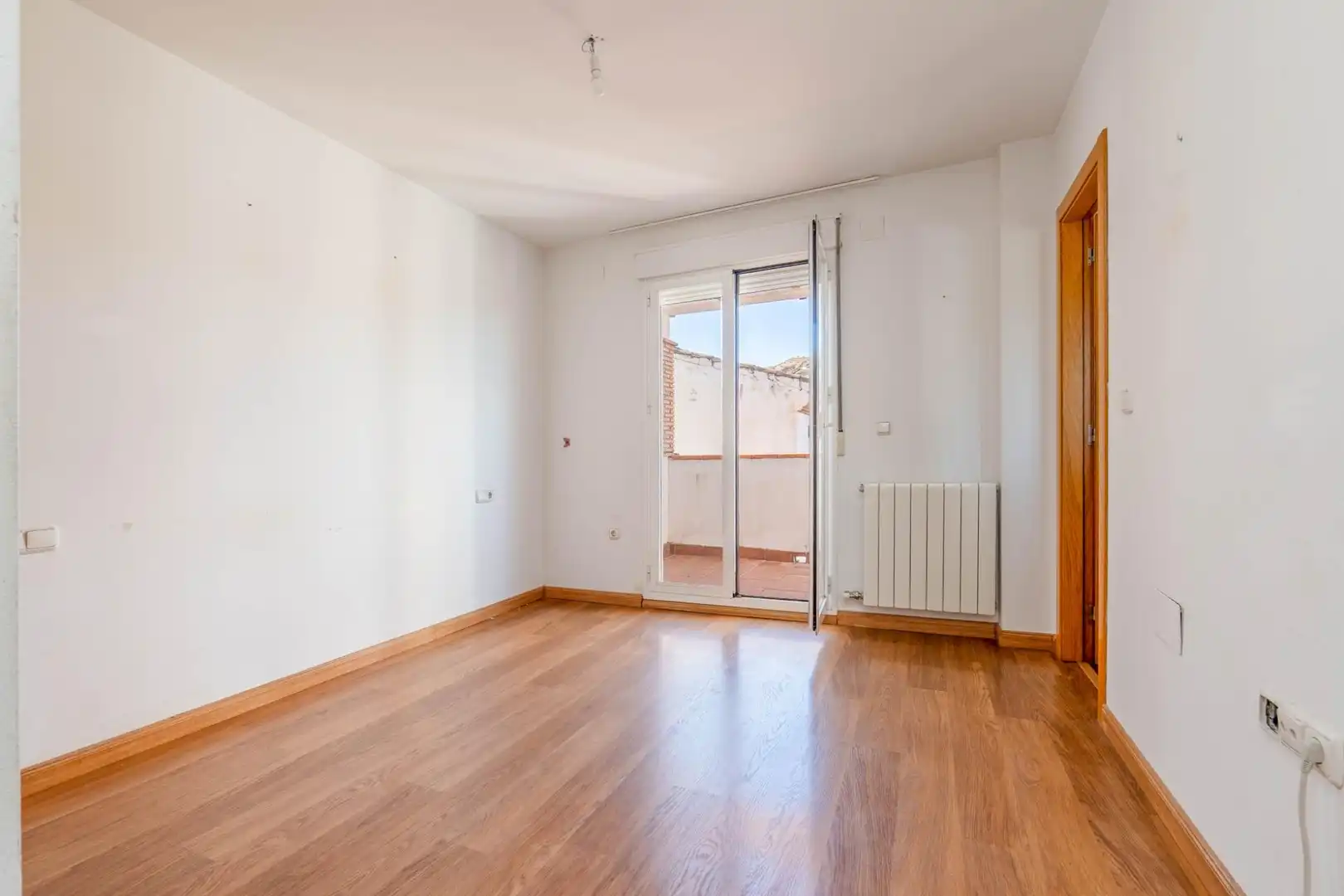 Habitación de Casa adosada en venta en Cenes de la Vega con Aire acondicionado, Calefacción y Jardín privado