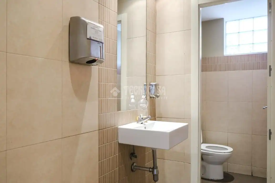 Bathroom of Commercial properties for sale in Madrid  with Air Conditioner and Terrace