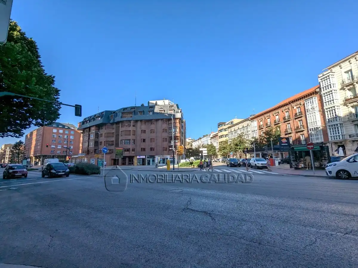 Vista exterior de Piso de alquiler en Burgos con Calefacción y Amueblado
