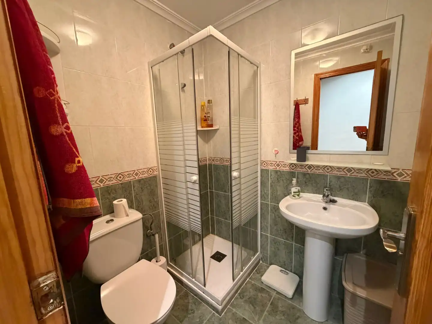Bany de Pis de lloguer en Torrevieja amb Aire condicionat, Terrassa i Moblat