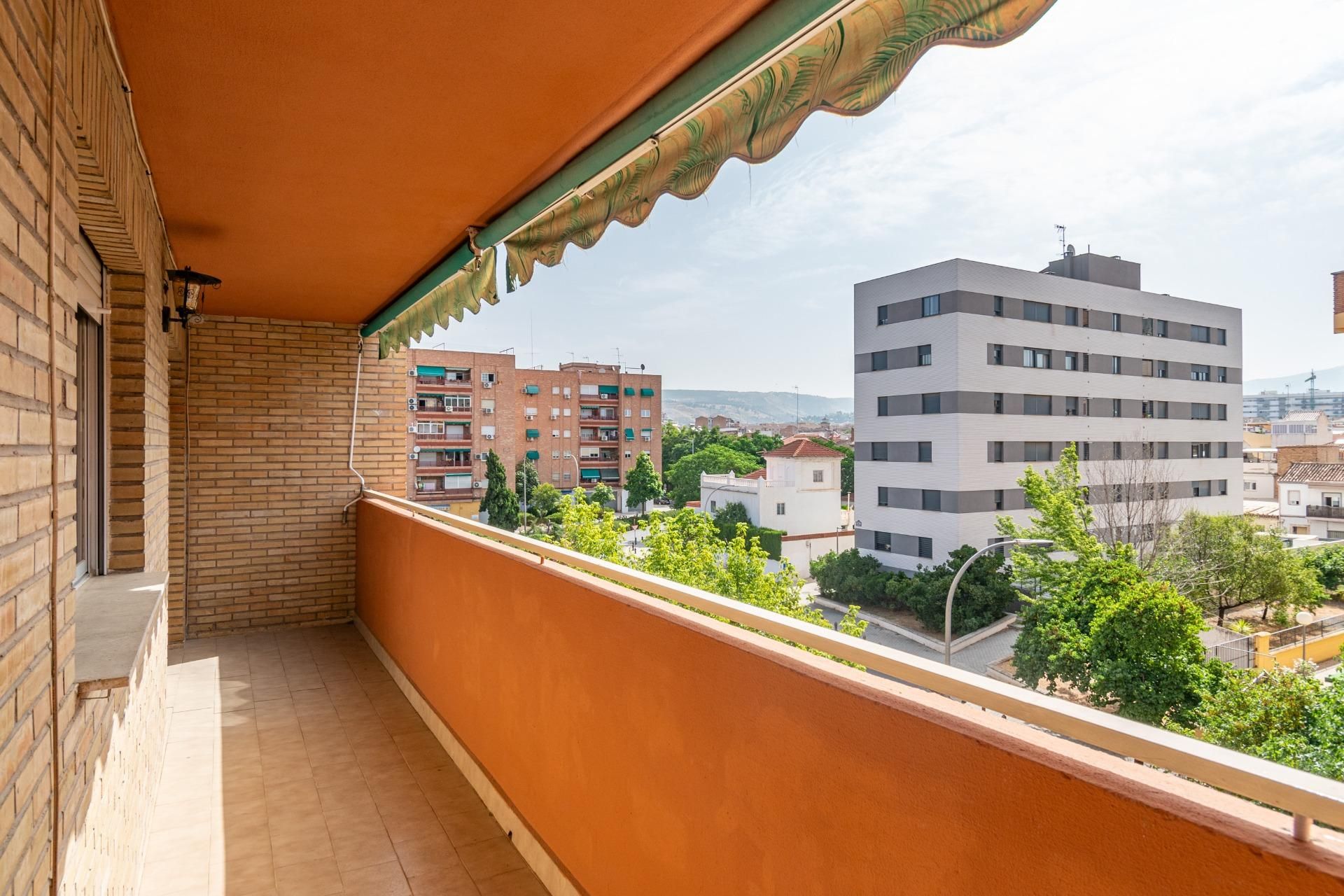 Habitación de Piso en venta en  Granada Capital con Terraza y Balcón