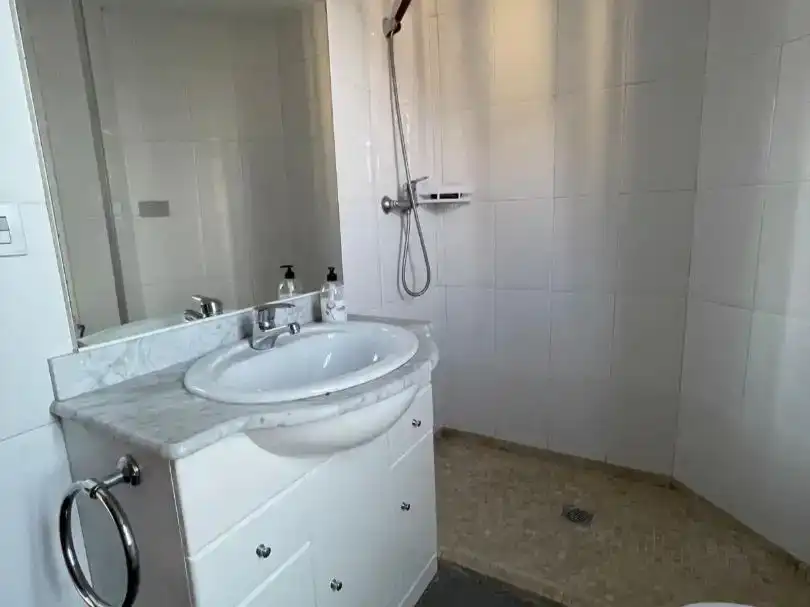 Badezimmer von Wohnung zur Miete in Oviedo 