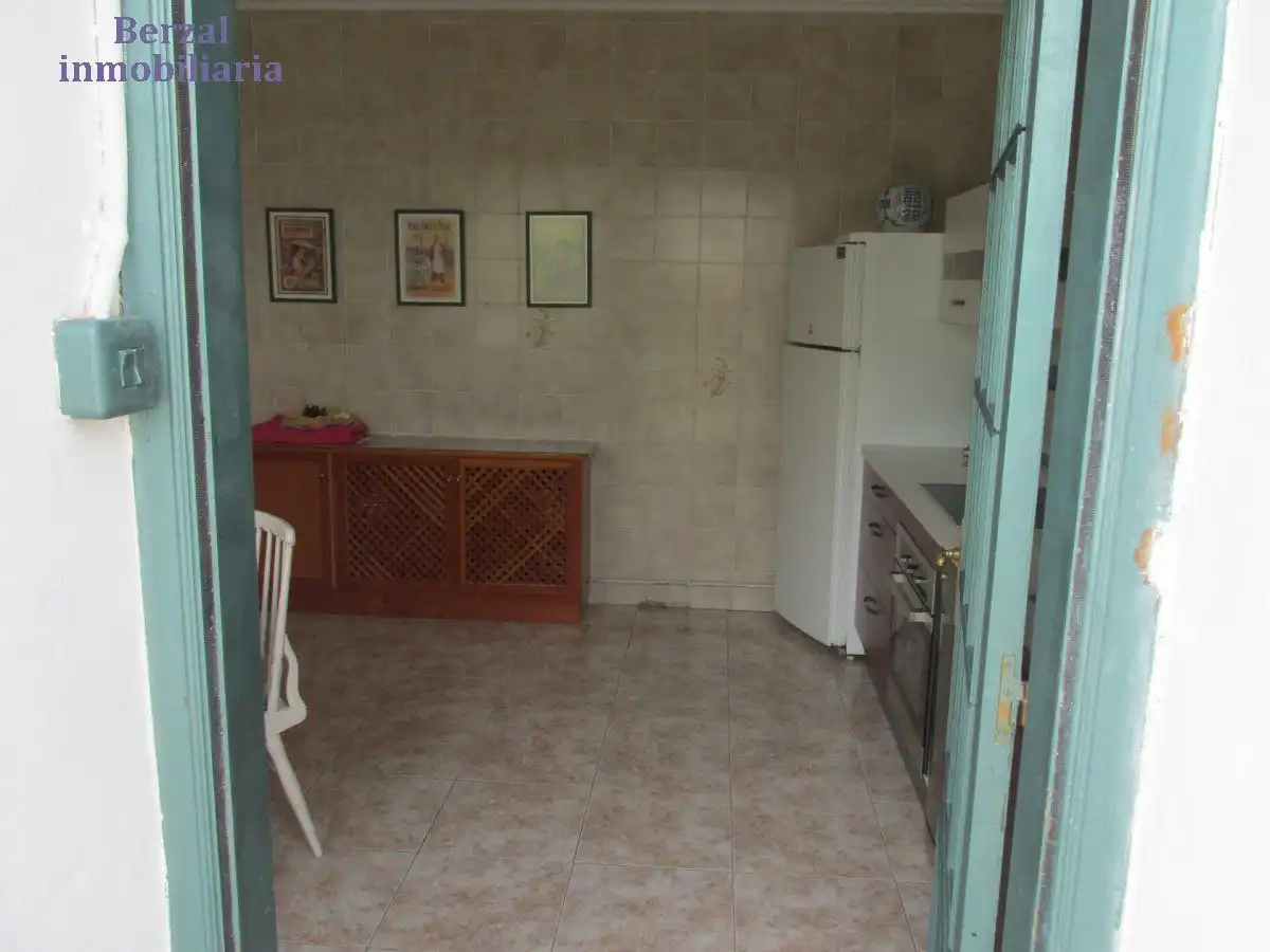 Cuina de Casa o xalet en venda en  Logroño amb Calefacció, Jardí privat i Terrassa