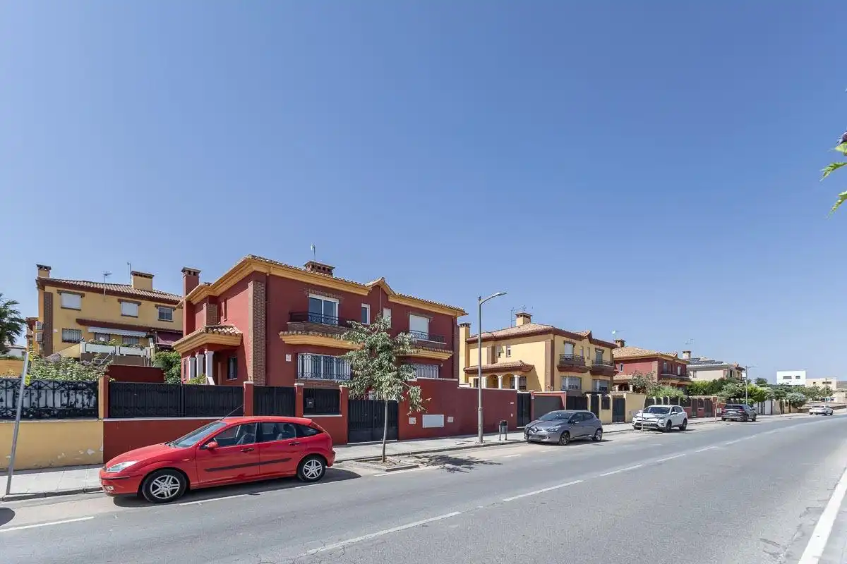 Vista exterior de Casa adosada en venda en Alhendín amb Aire condicionat, Calefacció i Jardí privat