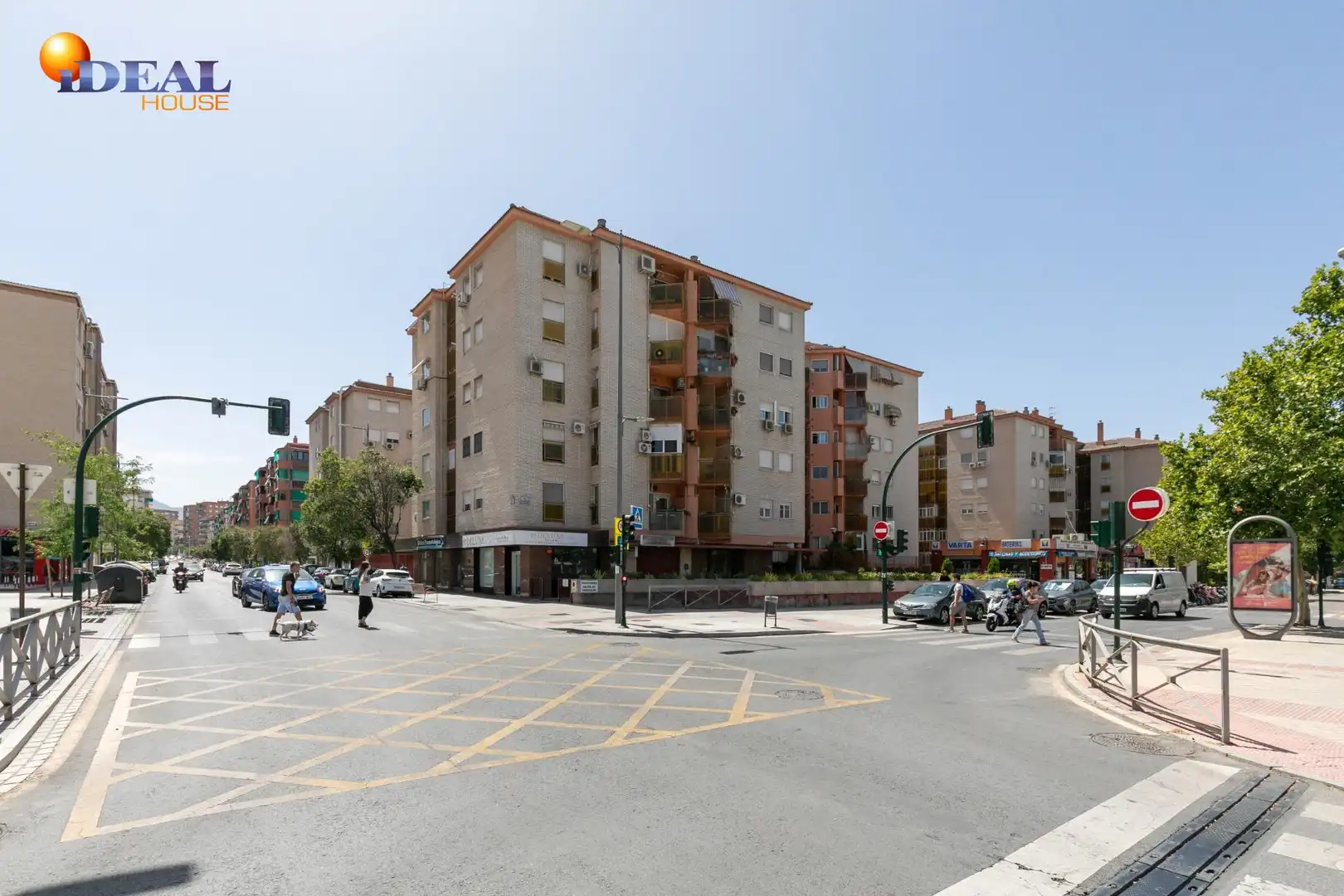 Vista exterior de Pis en venda en Granada amb Aire condicionat, Terrassa i Balcó