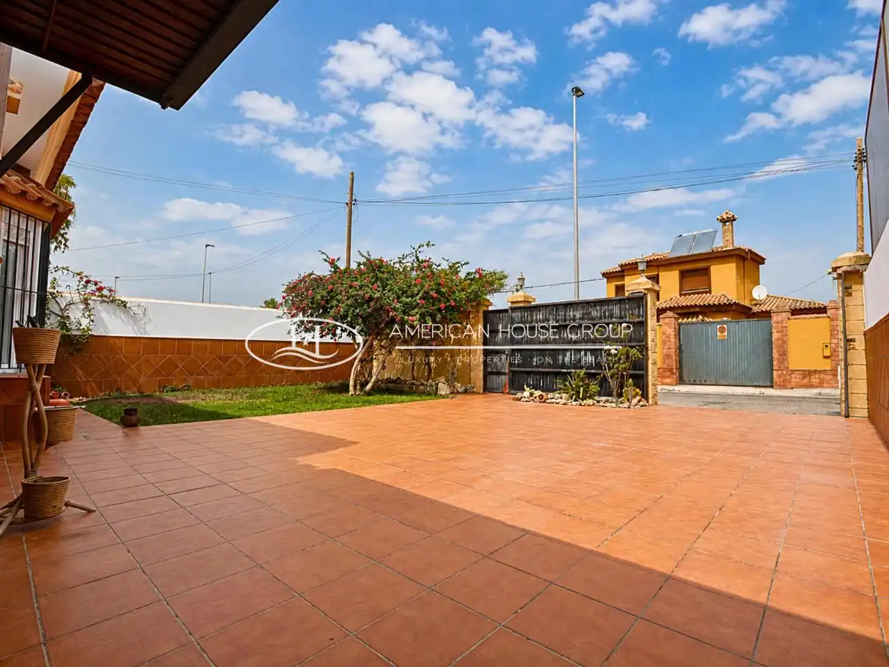 Vista exterior de Casa o xalet en venda en Chiclana de la Frontera amb Jardí privat