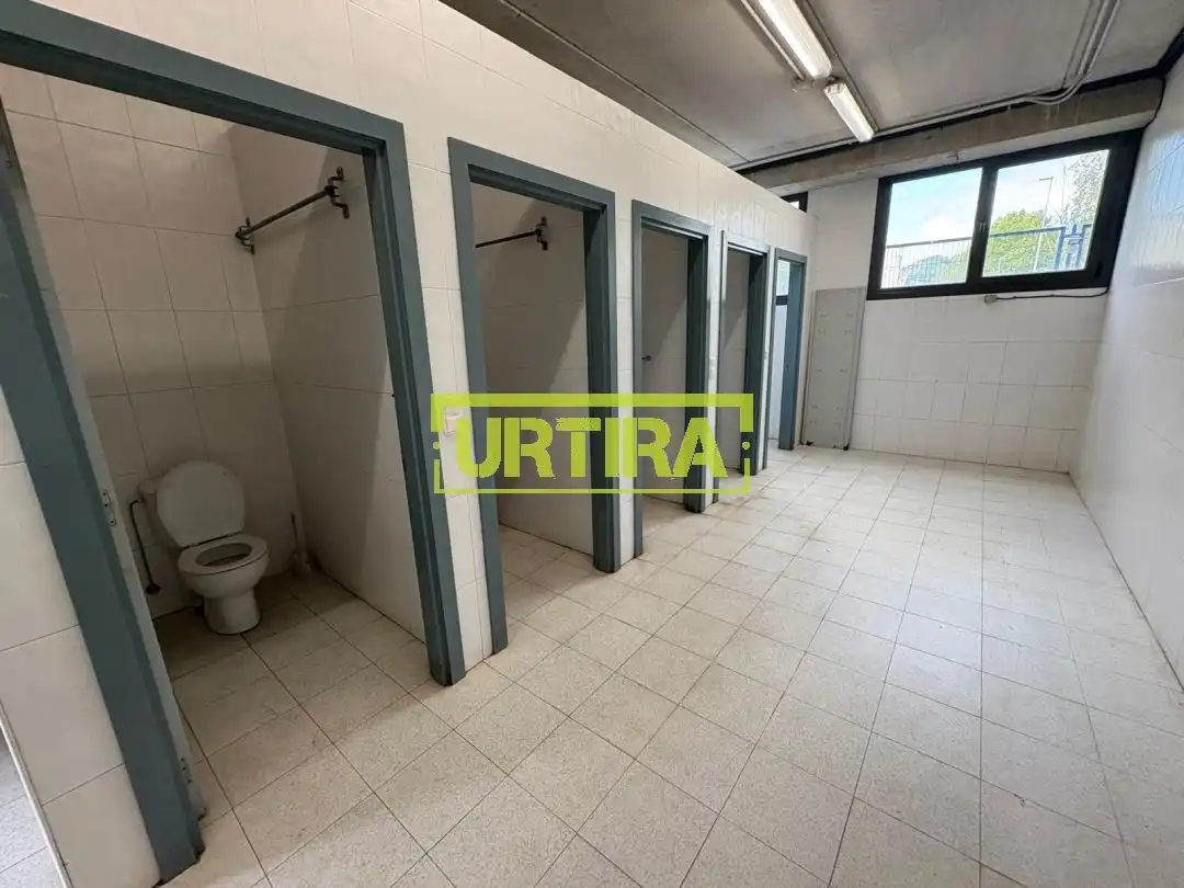 Badezimmer von Fabrikhallen zum Verkauf in Hernani