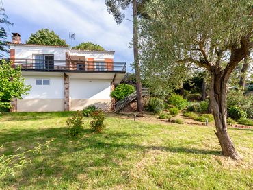Casa amb balcó en venda a Castellví de Rosanes