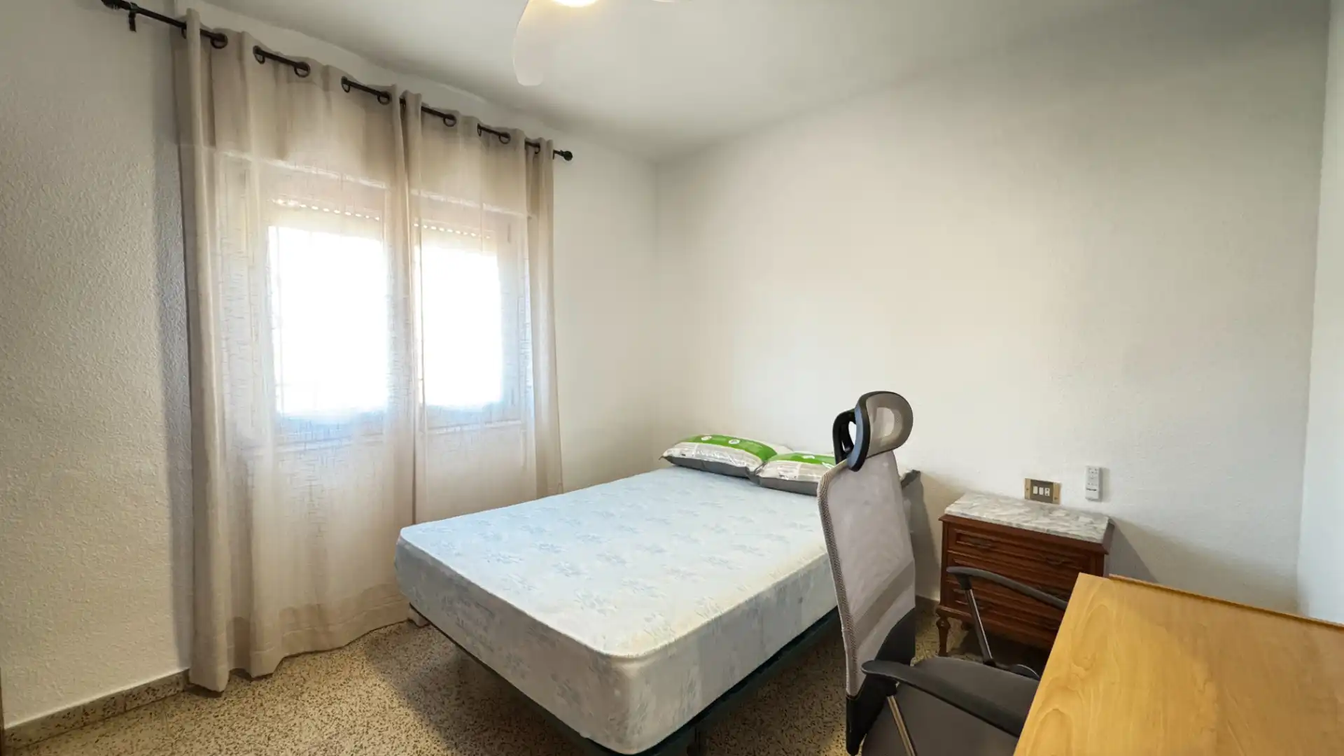 Bedroom of Flat for rent in Granada  with Air Conditioner, Terrace and Microwave