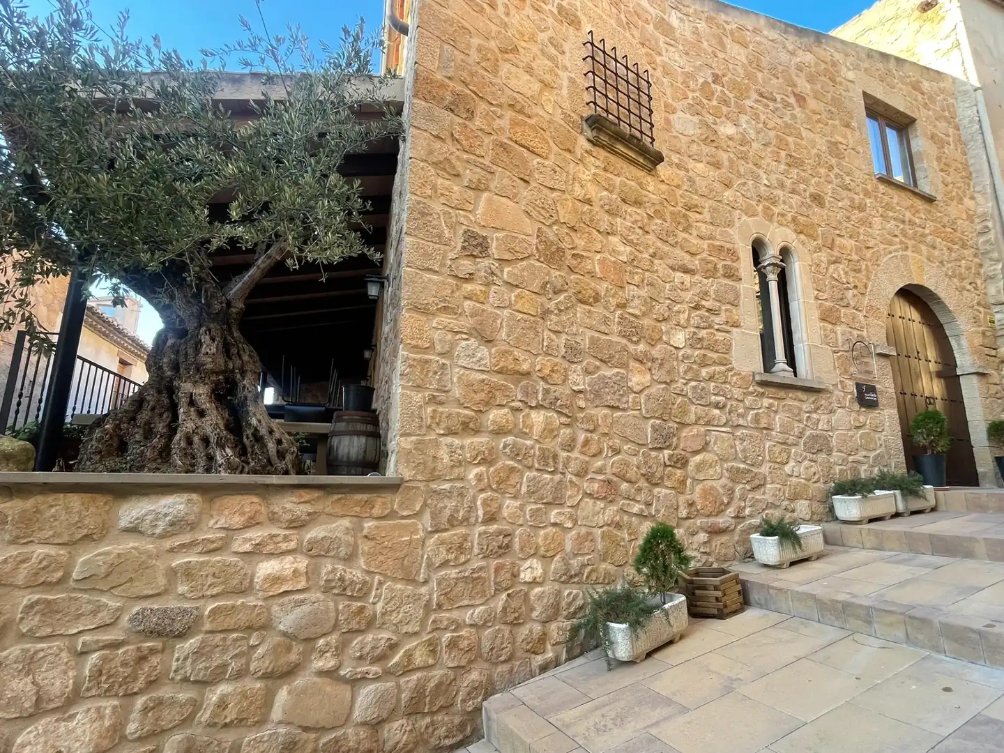Vista exterior de Local de lloguer en Cervià de Les Garrigues amb Aire condicionat, Moblat i Internet
