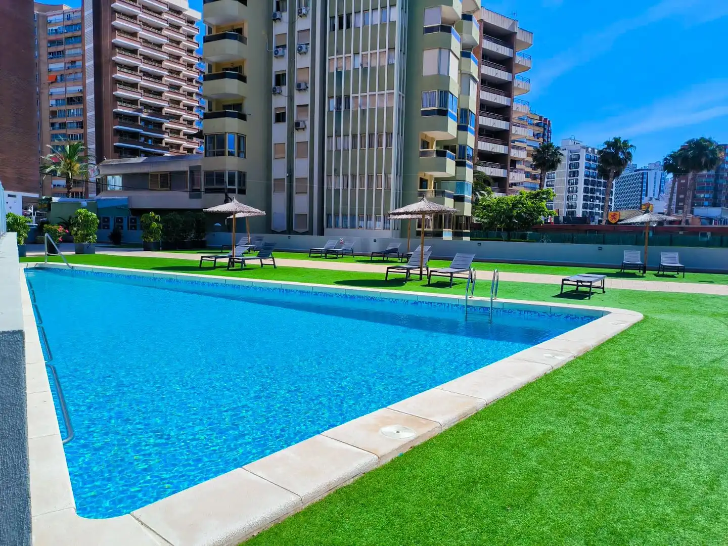 Schwimmbecken von Wohnung zum Verkauf in Benidorm mit Klimaanlage, Parkett und Terrasse
