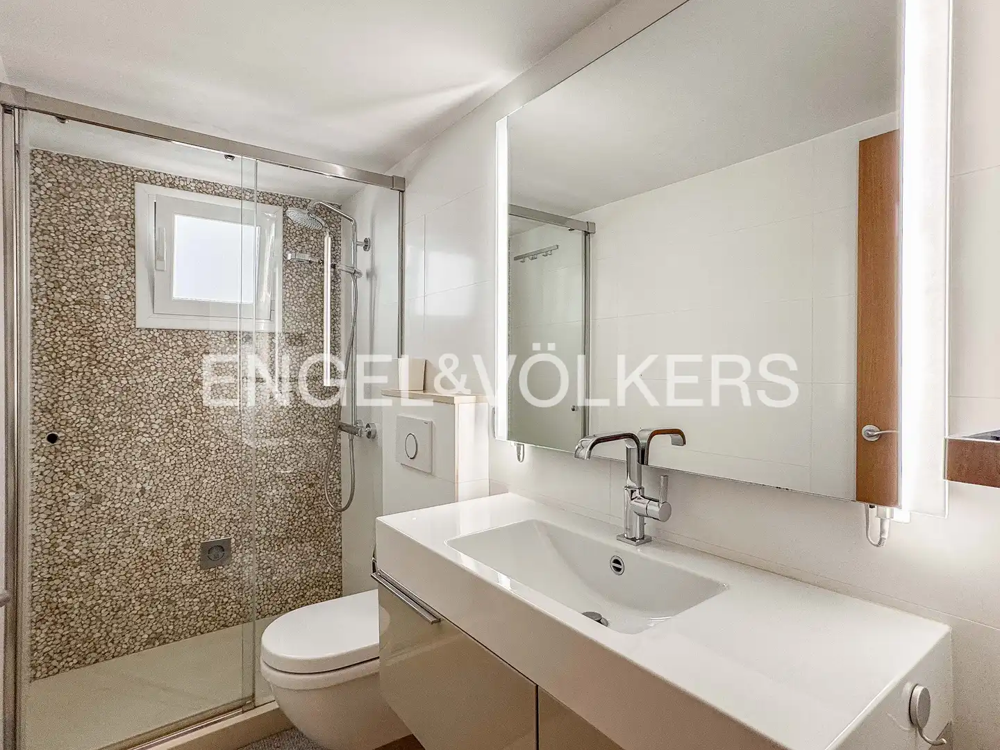 Baño de Ático de alquiler en Barcelona con Aire acondicionado, Calefacción y Parquet
