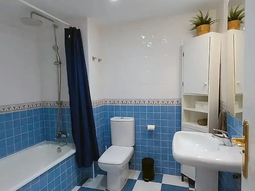 Bany de Pis de lloguer en Marbella amb Aire condicionat, Piscina i Balcó