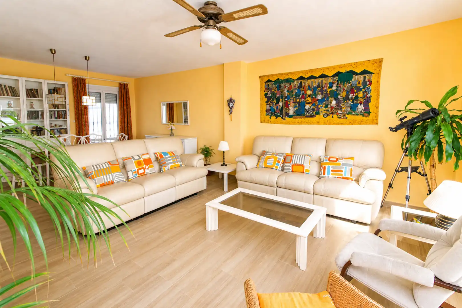 Wohnzimmer von Dachboden zum Verkauf in Manilva mit Klimaanlage, Terrasse und Schwimmbad