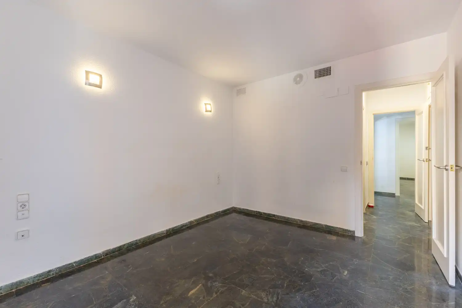 Flat for sale in Valencia  with Air Conditioner, Heating and Balcony