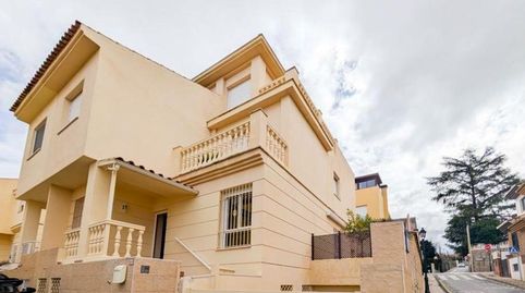 Exclusiva Residencia Unifamiliar en Cájar Haciendo esquina. Espacio, Calidad y Bienestar para su Familia