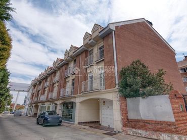Casa bifamiliare con balcone in vendita a Girón
