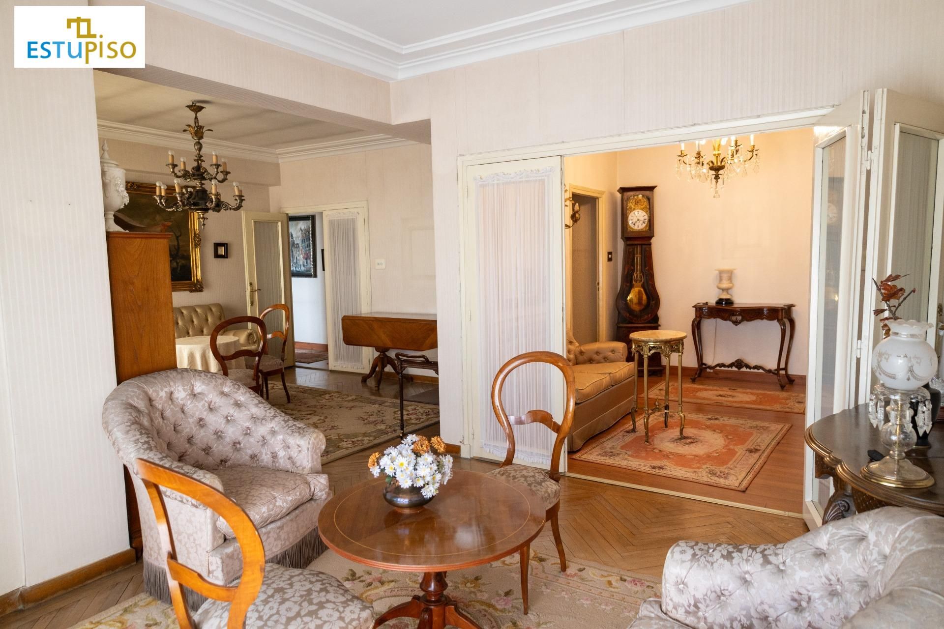 Sala d'estar de Pis en venda en León Capital  amb Terrassa i Balcó