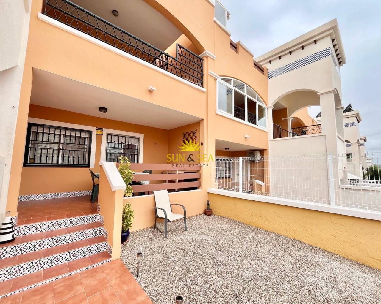 Vista exterior de Casa adosada de lloguer en Orihuela amb Aire condicionat, Calefacció i Piscina