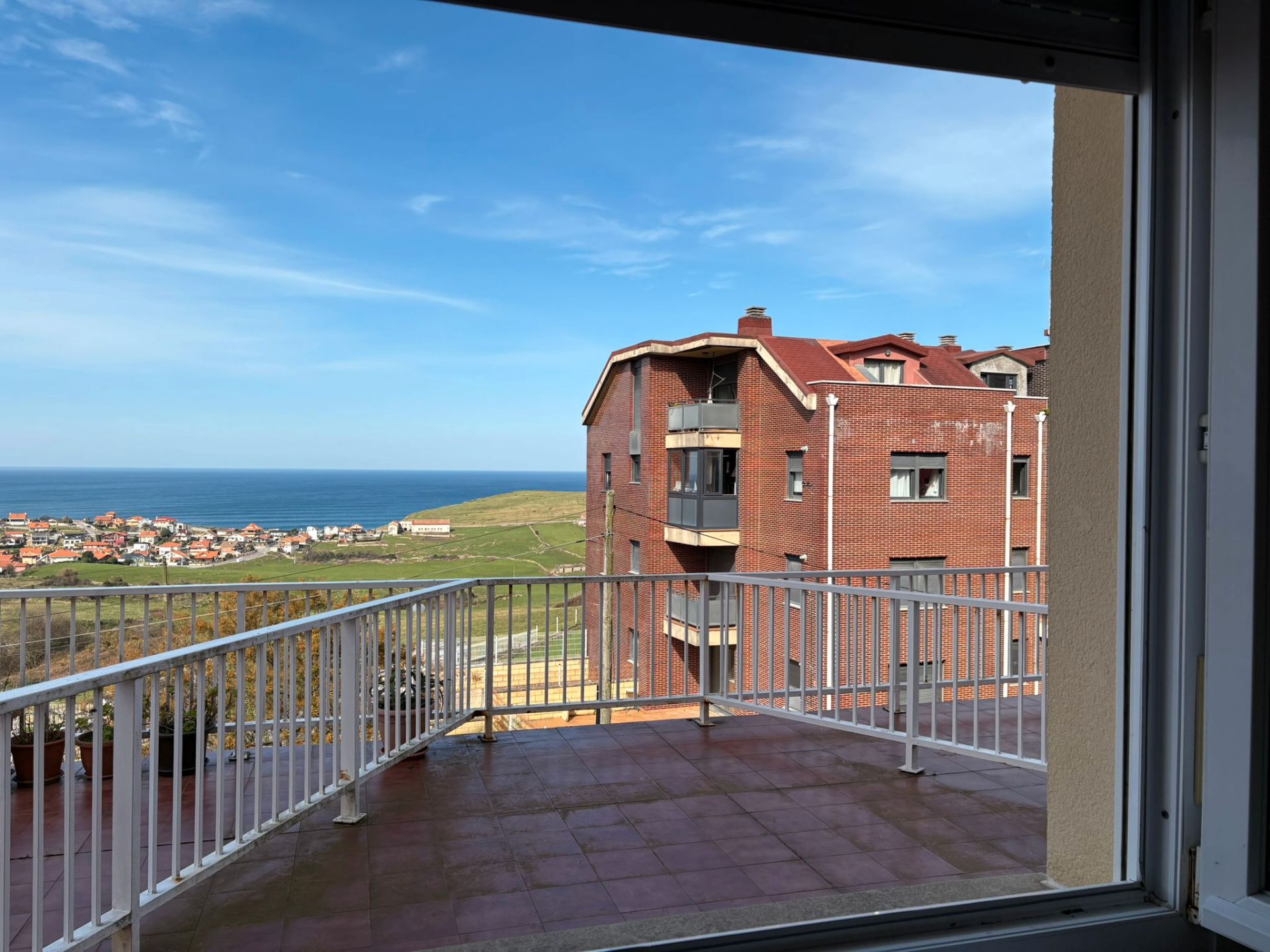 Terrasse von Erdgeschoss zum Verkauf in Suances mit Heizung, Terrasse und Möbliert