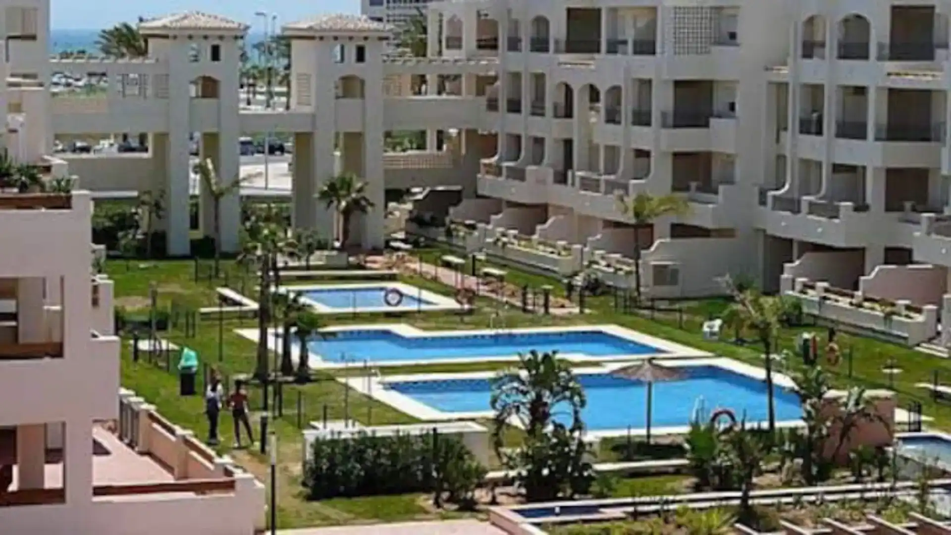 Außenansicht von Wohnungen zur Miete in Roquetas de Mar mit Klimaanlage, Schwimmbad und Balkon
