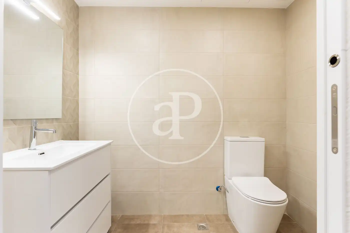Badezimmer von Dachboden zum Verkauf in Terrassa mit Klimaanlage, Heizung und Terrasse