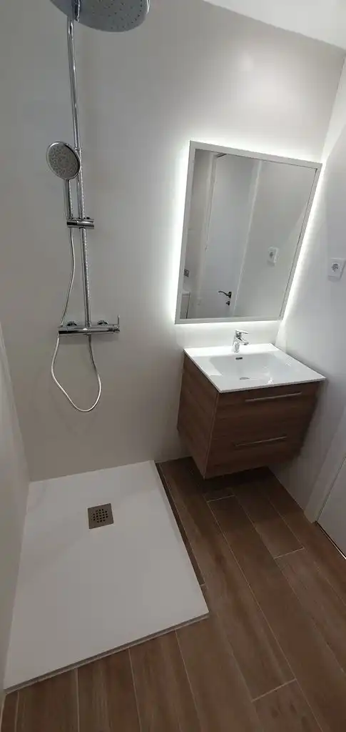Badezimmer von Wohnungen zur Miete in Madrid mit Klimaanlage, Heizung und Parkett