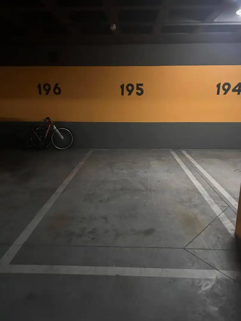 Parking de Piso de alquiler en Madrid con Trastero y Piscina comunitaria