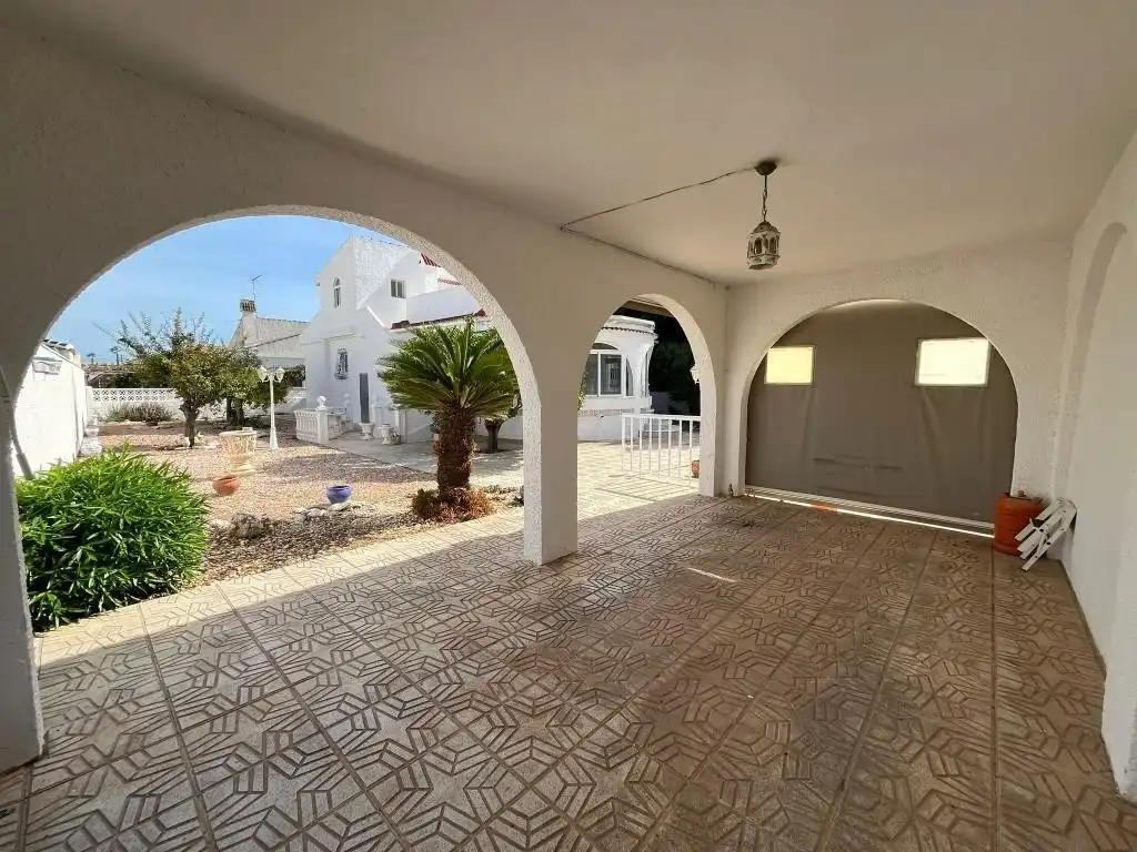 Vista exterior de Casa o xalet en venda en Los Alcázares amb Aire condicionat, Jardí privat i Terrassa