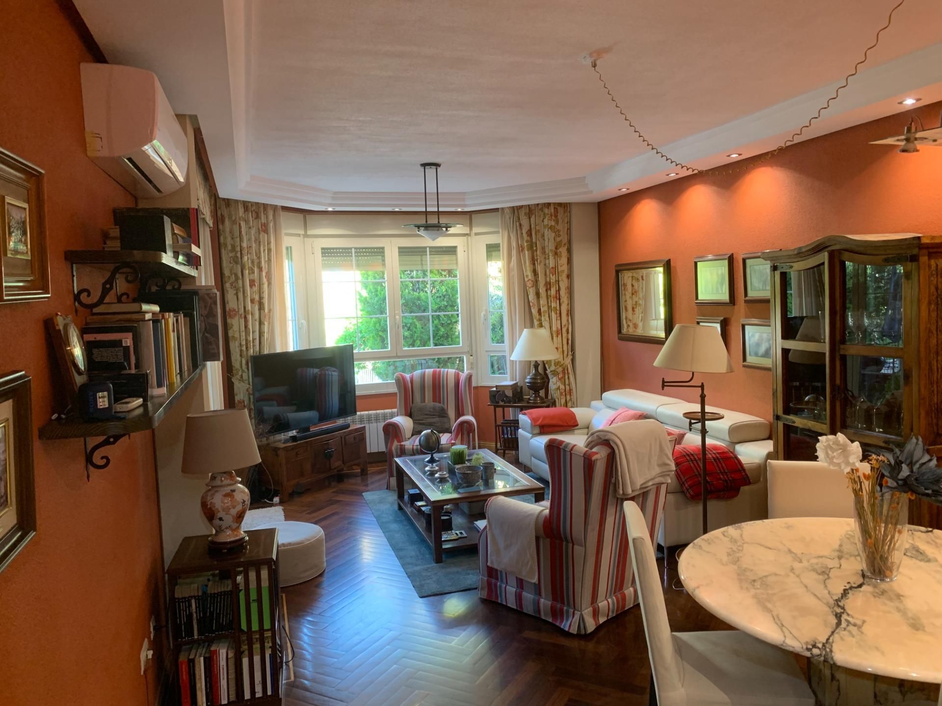 Sala d'estar de Casa adosada en venda en Valladolid Capital amb Aire condicionat, Calefacció i Jardí privat