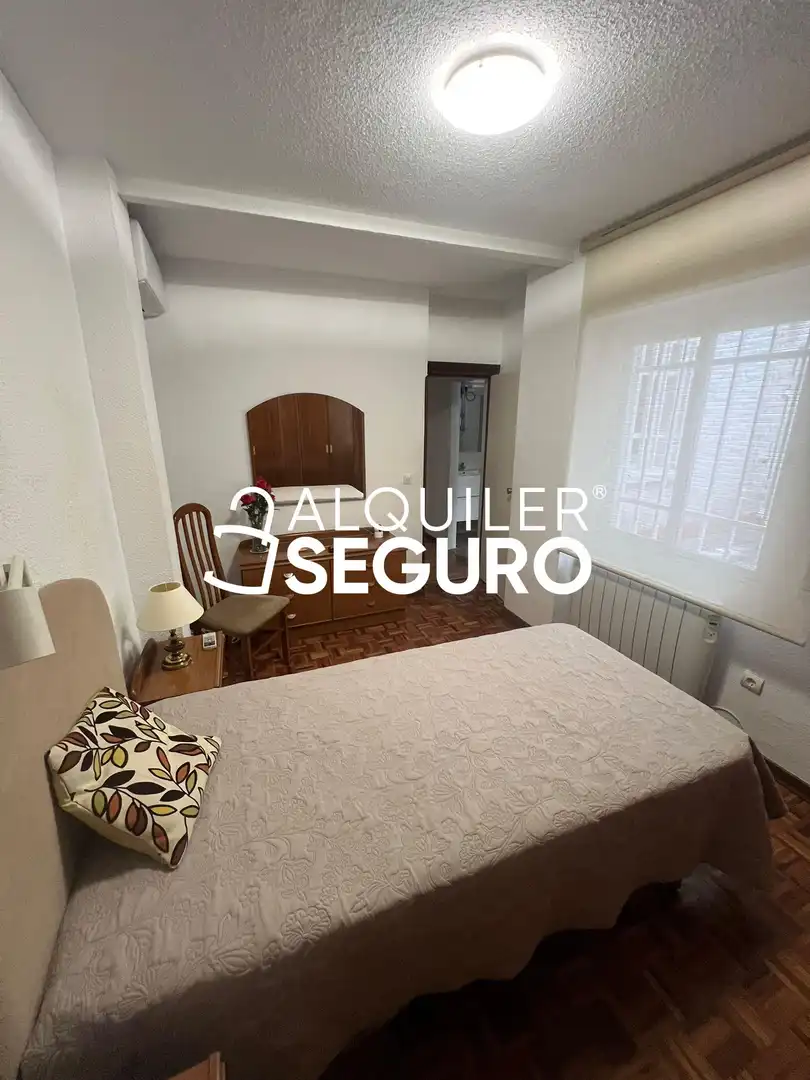 Dormitori de Pis de lloguer en Madrid amb Aire condicionat, Calefacció i Moblat