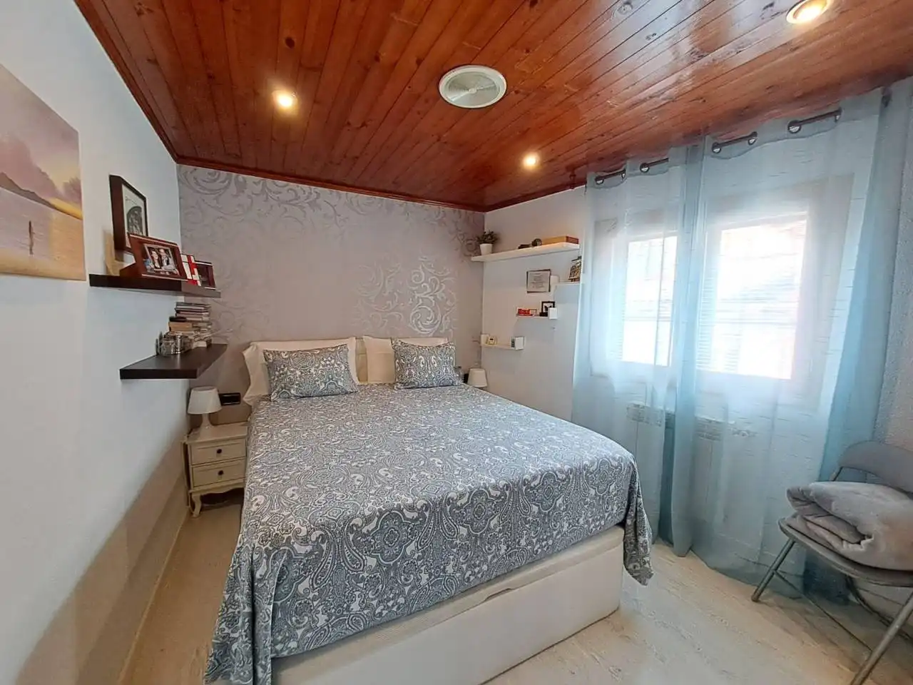 Habitación de Casa adosada en venta en Cardeñajimeno con Calefacción y Parquet