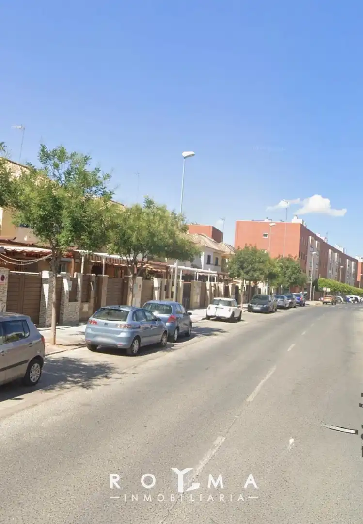 Vista exterior de Casa adosada en venda en Dos Hermanas amb Aire condicionat i Traster