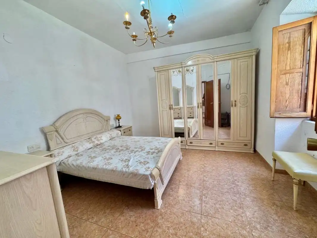Habitación de Casa adosada en venta en Ayora con Calefacción, Terraza y Trastero