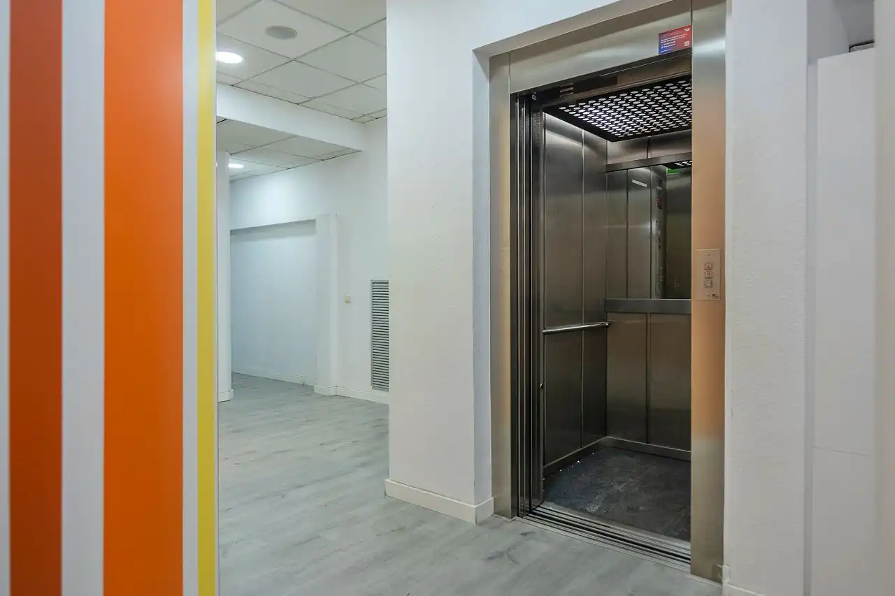Business premises for sale in Carrer de Sarret i Arbós, imagen 6