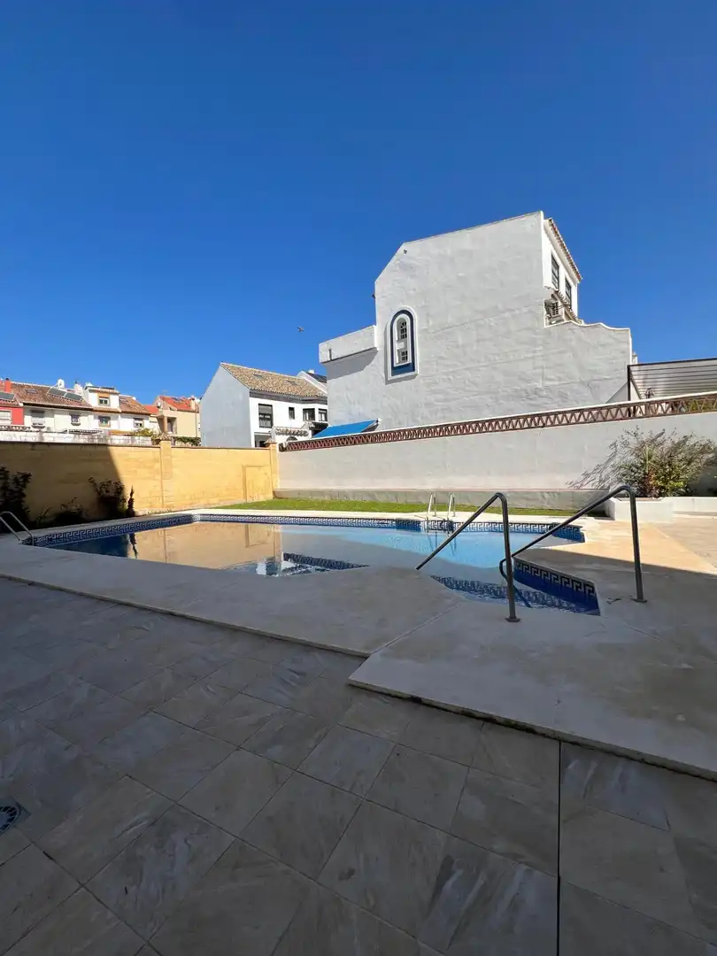 Piscina de Casa adosada en venda en Fuengirola amb Aire condicionat, Jardí privat i Terrassa