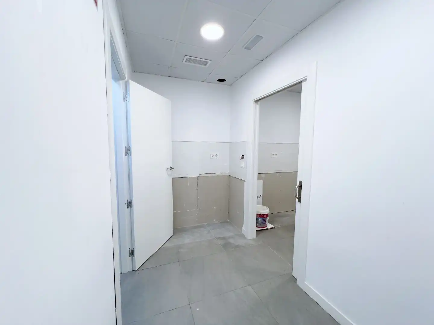 Baño de Local de alquiler en Los Palacios y Villafranca con Aire acondicionado
