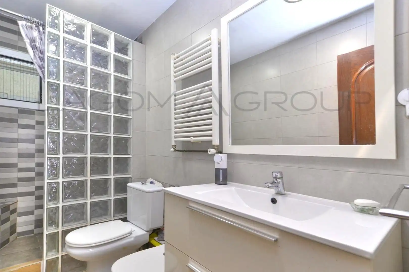 Badezimmer von Wohnung zum Verkauf in Gavà mit Klimaanlage, Heizung und Privatgarten