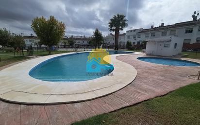 Piscina de Casa adosada en venda en Aljaraque amb Aire condicionat